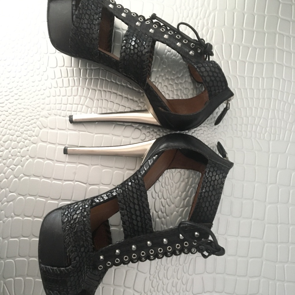 Heels - Picture 2 of 10